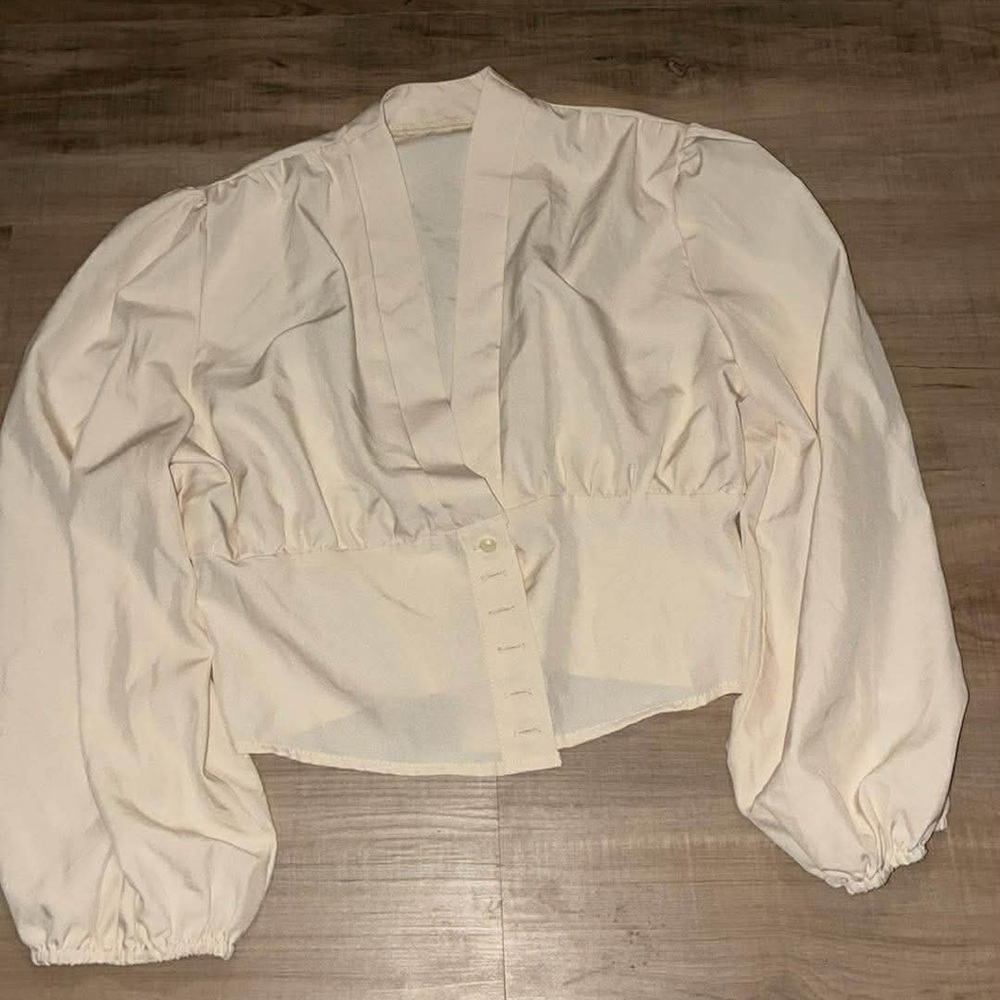 Fashion Noma Cream Cropped Button-Front V-Neck Puff Sleeve Blouse